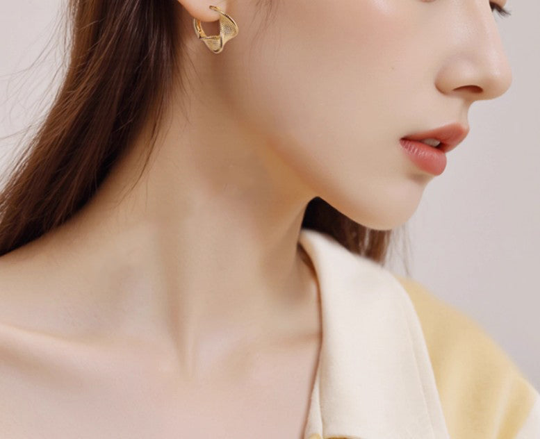 Swirl textured earring