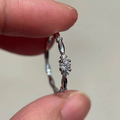 Nuvia moissanite ring band