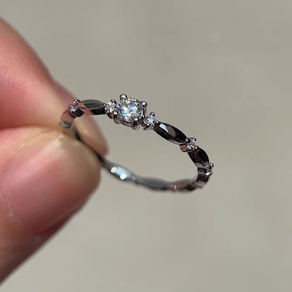 Nuvia moissanite ring band